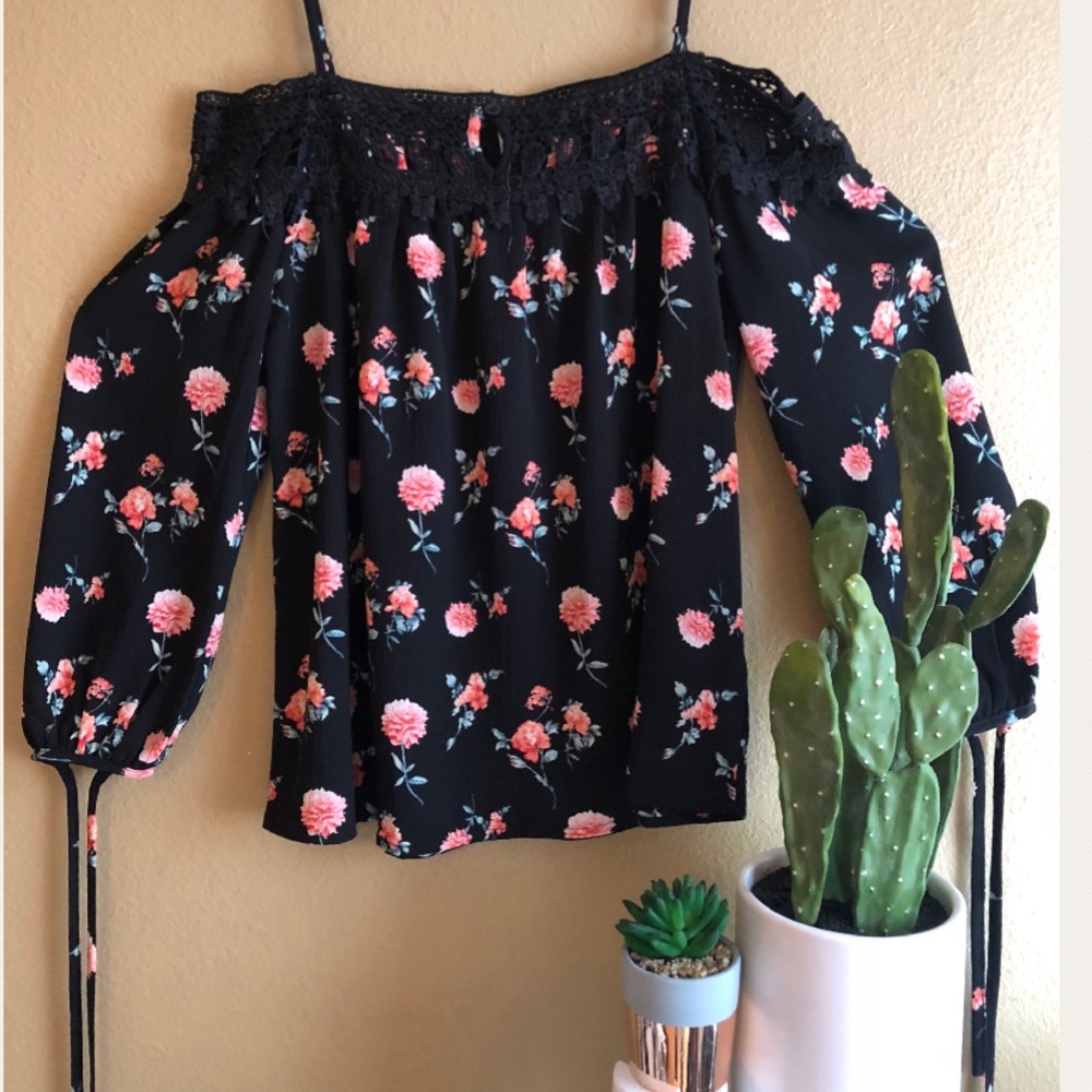Super Cute Floral Top 🌸✨🖤🌺